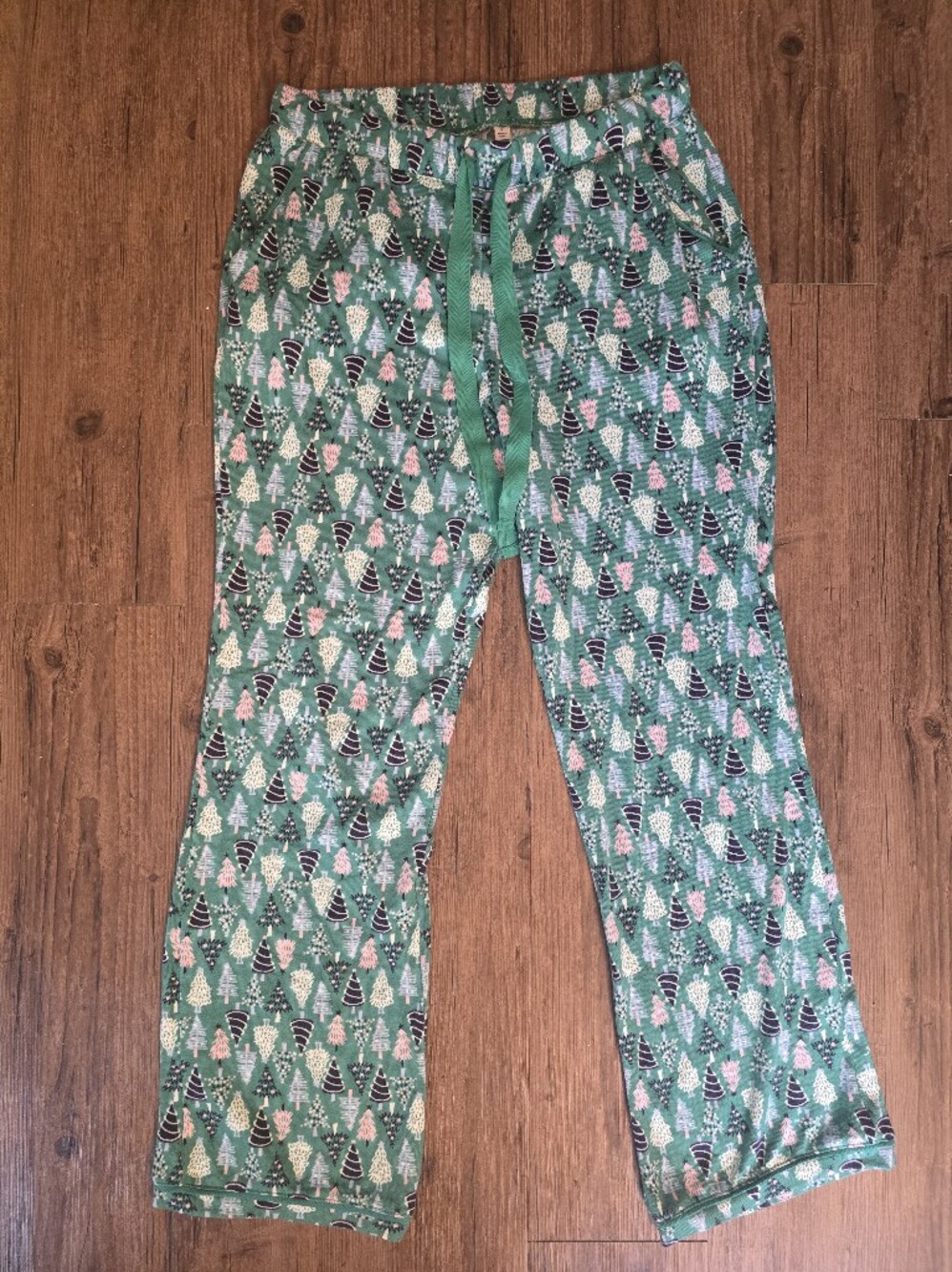 Women’s Green Christmas Tree-Print Pajama Pants